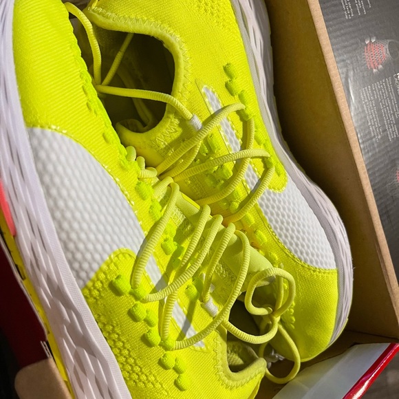 Like New Puma Speed 300 racer Neon yellow .. pink and white 8.5 in woman’s - Picture 11 of 11